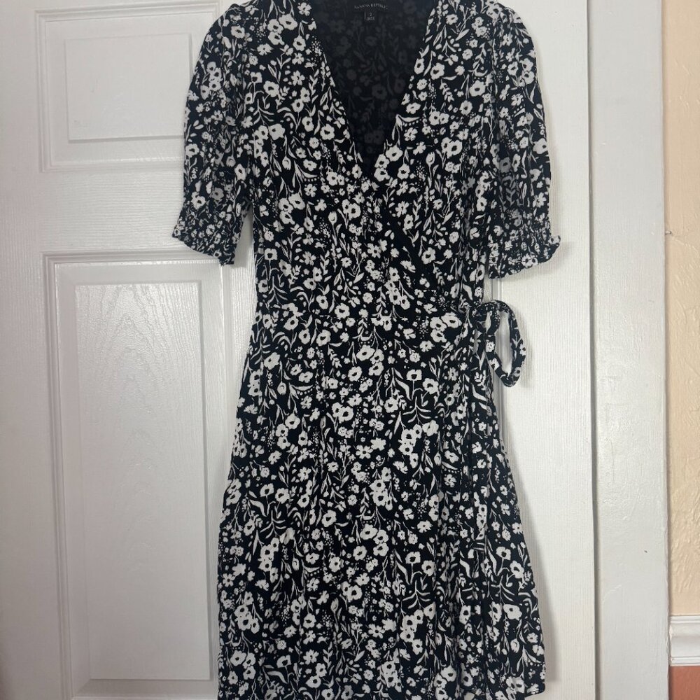 Banana republic short sleeved wrap dress, size 2